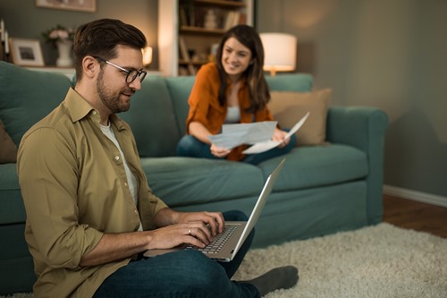 Ett par som diskuterar olika lägenhetsalternativ de fått från Alfa då de söker boende genom Alfa.